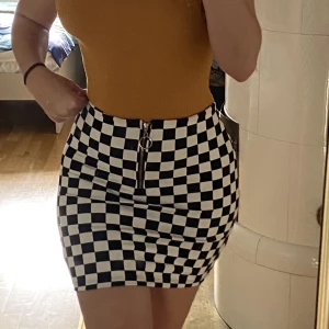 mini skirt black and white  - mini black and white skirt good strechy material 