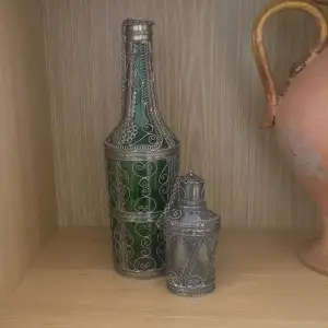 2 fina flaskor i grönt som design i hemmet. Den ena är 50 cm och den andra 20 cm. 