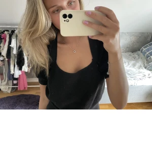 &other stories topp - Supersöt &other stories topp från 2 år sedan!! tStorlek S men passar allt från xs-m.💕 Köpt för ca 799 och nästan oanvänd så därav priset!