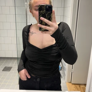 Scrunched långärmad tröja - Superfin svart tröja i stretchig material, sydd med scrunch. Knapp använd, toppskick. 