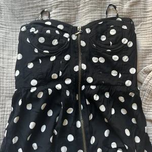 Korsett topp - Snyggaste korsett toppen! Perfekta festtoppen också?! Dragkedja framtill och axelband. Skulle säga att den passar mellan A till liten C-kupa 🖤🤍🖤🤍🖤🤍 