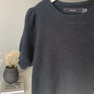 Stickad t-shirt - En mörkblå stickad tröja från veromoda. Bra skick men den är lite nopprig.