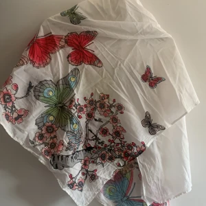 Sjal Lindex  - Snygg fjärils sjal från Lindex  Oanvänd ligger bara så den kan få ett nytt hem 