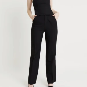 Kostymbyxor  - Kostymbyxor från Because of Alice i storlek XS. Snygga och bekväma och perfekt längd. Jag är 165cm lång 💕nypris 974kr 