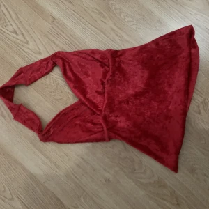 Vintage topp i sammet - Vintage/y2k linne handgjord med äkta sammet därav priset. så himla fin och trendig! Helt öppen i ryggen! 