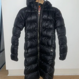 Parajumper Sheen - Säljer denna jacka då den inte andvänds mer, den är i ok skick men behövs tvättas då den varit med om en vinter. Ett litet hål på ena armen knappt en centimeter och lite sliten i ärmarna. Kontakta vid frågor m.m.. Nypris från 5500-6000