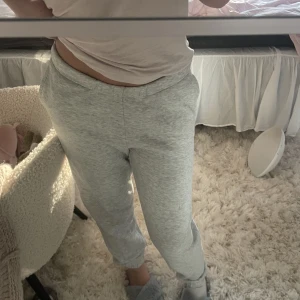 mjukisbyxor  - fina gråa mjukis byxor från ginatricot! kommer inte till användning längre därav säljintresses 