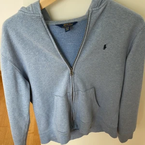 Ralph lauren zip hoodie - Ljusblå Ralph lauren zip hoodie.