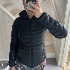 Everest vår/höst jacka🧥 - Säljer min Everest jacka i väldigt fint skick. ”Hängaren” där man kan se storleken hade gått sönder men är ditt syd igen och funkar presis som vanligt. Sälja då den är för liten. Ny pris ungefär 1000kr. Jackan är i dun. Skriv till mig om mer bilder behövs