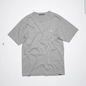 Acne t-shirt - Jättesnygg basic t-shirt från acne, säljer pga att den inte kommer till användning💖jättebra skick och aldrig använd! Nypris 1400kr
