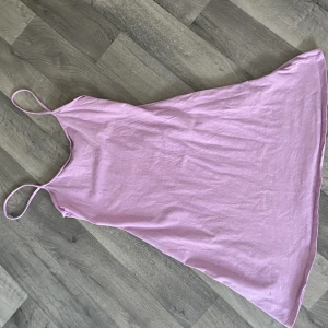 Rosa klänning  - Jättesöt klänning från H&M, sitter lite lösare neråt och tajt upptil. Skulle säga att färgen är rosa men kan se lite lila ut ibland 🩷