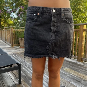 Svart jeanskjol - Supercool jeanskjol, aldrig använd. Skitsnygg och passar till allt!!