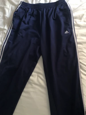 Adidas byxor  - Adidas byxor i färgen navy blue. De är storlek XL och har vida ben, lite tunga för mig tycker jag.