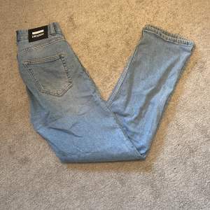 Säljer mina Dr.denim jeans. De är i färgen ljusblå med passformen straight. Köpta på The Salty Dog med nypris på 600:- Jeansen är i skicket 9/10. Skriv gärna vid frågor om köp!