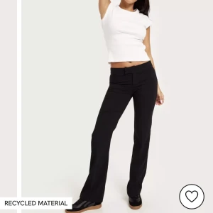 Lågmidjade kostymbyxor - Säljer ett par helt nya lågmidjade kostymbyxor ifrån Nelly, superfina och passar till allt! I storleken 36 passar någon som är 170-175 i längd. Pris går att diskutera då jag vill bli av med de snabbt :) 