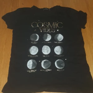 Moon t-shirt - Har andvänts 2 gånger moon print fråga om det är något.
