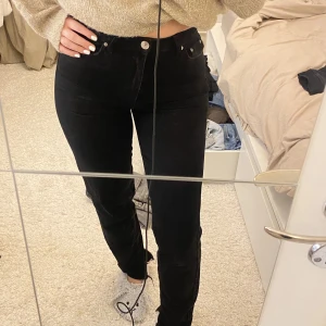 Svarta jeans  - Svarta jeans från Gina Tricot som tyvär har blivit för små