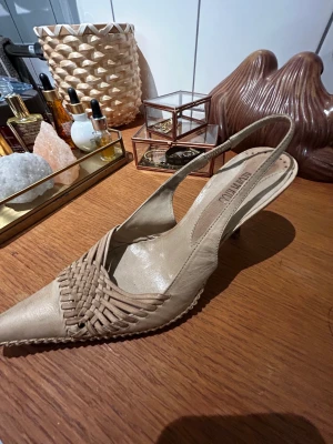 Klackar skor Regina Rios - Regina Rios. Värda över tusenlappen. Fint skick. Klack i trä. Elegant. Läder