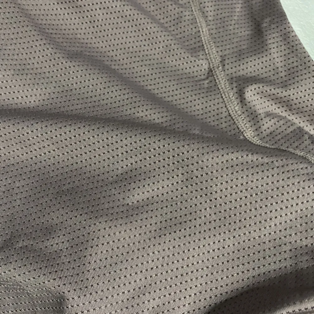 Jättesnygg grå/lila tränings t-shirt, jättteluftig och fin passform . T-shirts.