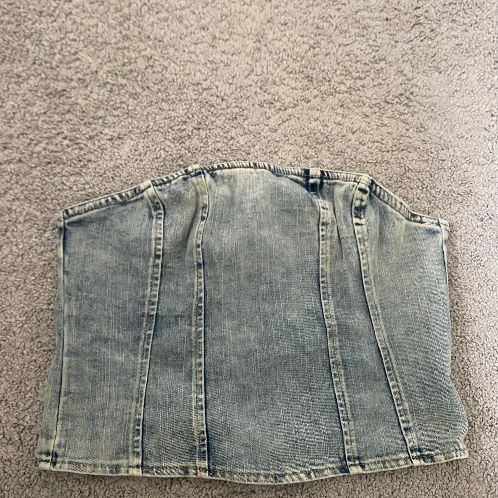 Jeans topp i storlek M, stretchig i tyget och sitter skit snyggt. Den har helt ny då den inte hunnit komma till användning. Toppar.
