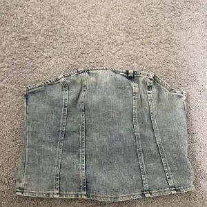 Jeans topp i storlek M, stretchig i tyget och sitter skit snyggt. Den har helt ny då den inte hunnit komma till användning