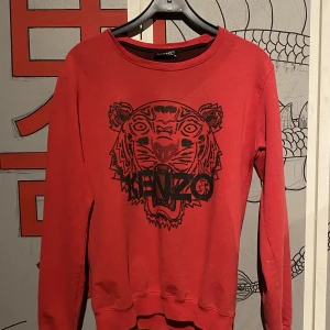 Kenzo tröja - Röd kenzo tröja i väl använt skick