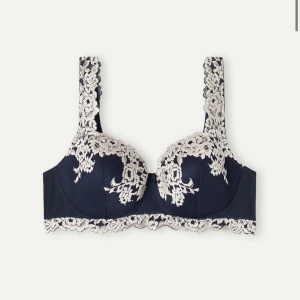 Intimissimi bh - Säljer denna super fina bh då den aldrig kommer till användning. Köpte den i butik i Stockholm för 500 kr. Jag har klippt bort lappen men den passar mig som har 80D