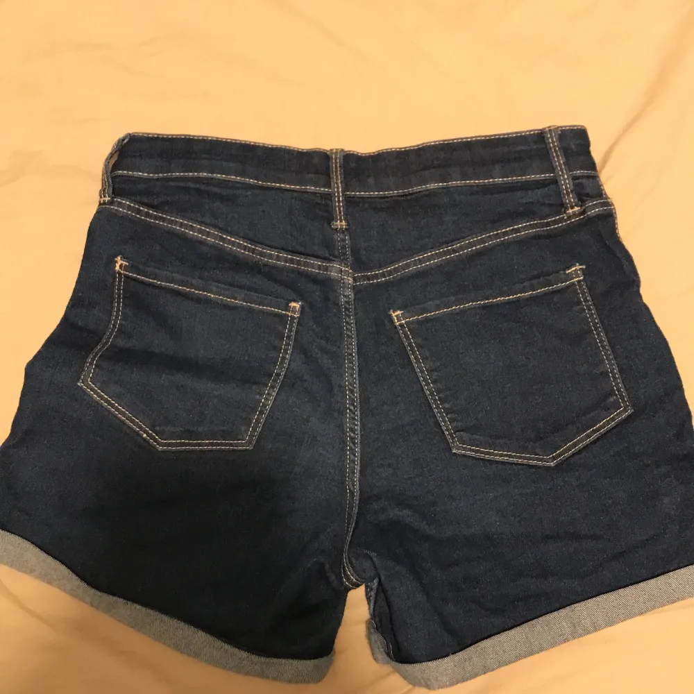 Säljer de här Mörkblåa shortsen  som inte kommer till användning längre . Använd 3 gånger men inga skador på de.. Shorts.