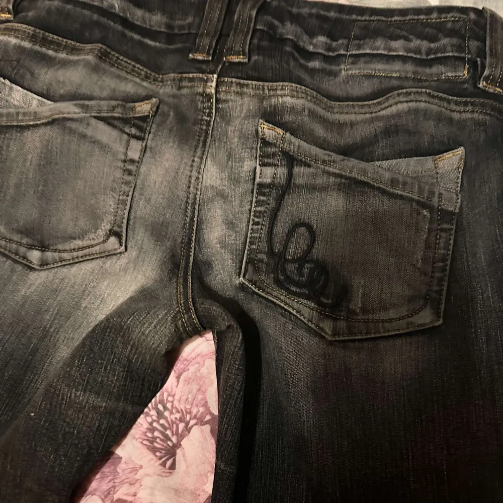 Snygga vintage jeans med coola fickor. Knappt använda och passar perfekt till vardagen och y2k stilen. Gammal modell ifrån Vero Moda som inte är till salu längre. Var en av mina favorit jeans men passar tyvärr inte längre☺️🥲. Jeans & Byxor.