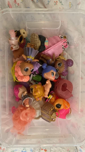 L.O.L dockor  - 1 för 70kr och 2 för 130kr Alla för 450kr.