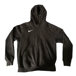 🖤Vintage svart Nike Hoodie🖤 - Basic Vintage Nike Hoodie. Lite oversize modell storlek S. Bra skick förutom att det finns en liten fläck i mitten av hoodien till höger om loggan (se bild). 