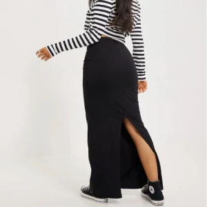 Nelly Långkjol  - Fin Långkjol från Nelly i väldigt bra skick🙌🏼 Egna bilder finns också!!  ‼️SÄNKT PRIS‼️