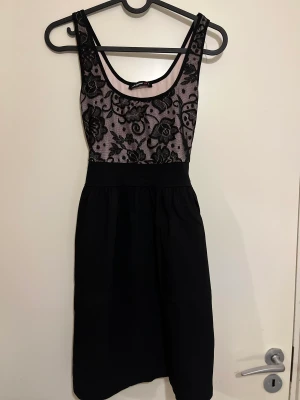 Cocktail klänning  - En cocktail klännning med snörning bak. Super fin till fin middag eller fest