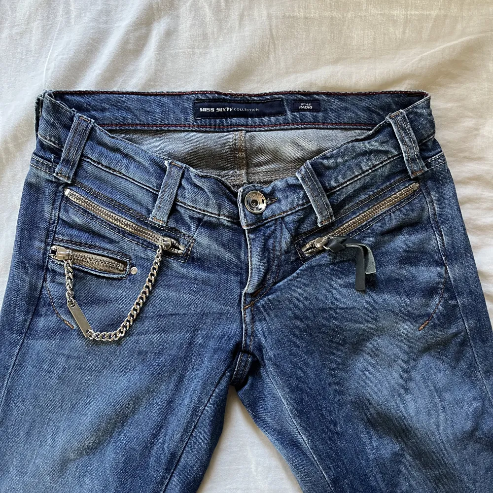 Lågmidjade jeans i modell slim/straight!!🤩🤩. Jeans & Byxor.