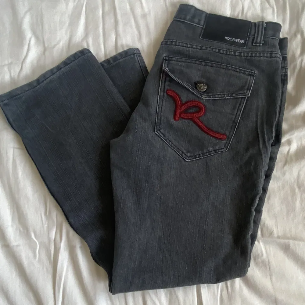 Tvärfeta jeans från märket Rocawear★ Sitter straight och har inga större tecken på användning★. Jeans & Byxor.