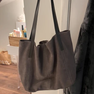 Väska - Perfekt super fin väska med många fack! Använt fåtal gånger så i nyskick! Pris kan diskuteras❤️ Nypris 499