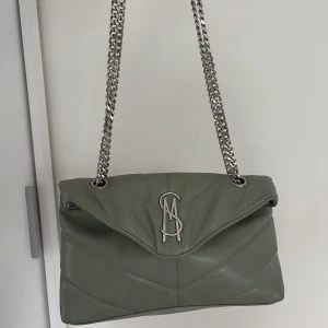 Väska  - Säljer min jätte fina väska från steve madden💕använd få gånger bra skick,köpt för 900kr