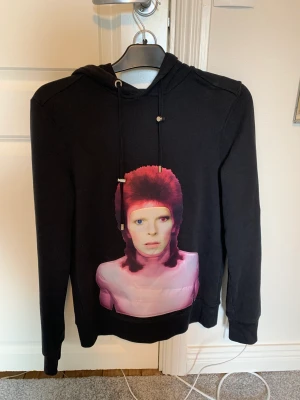 Limitato hoodie - Säljer nu min limitato hoodie. Har även thissan till hoodien som passar perfekt ihop! Hör av dig om du har fler frågor och funderingar!