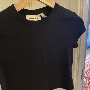 Croppad topp  - Säljer denna croppade t shirt från weekday. Ganska använd men ändå i bra skick. 