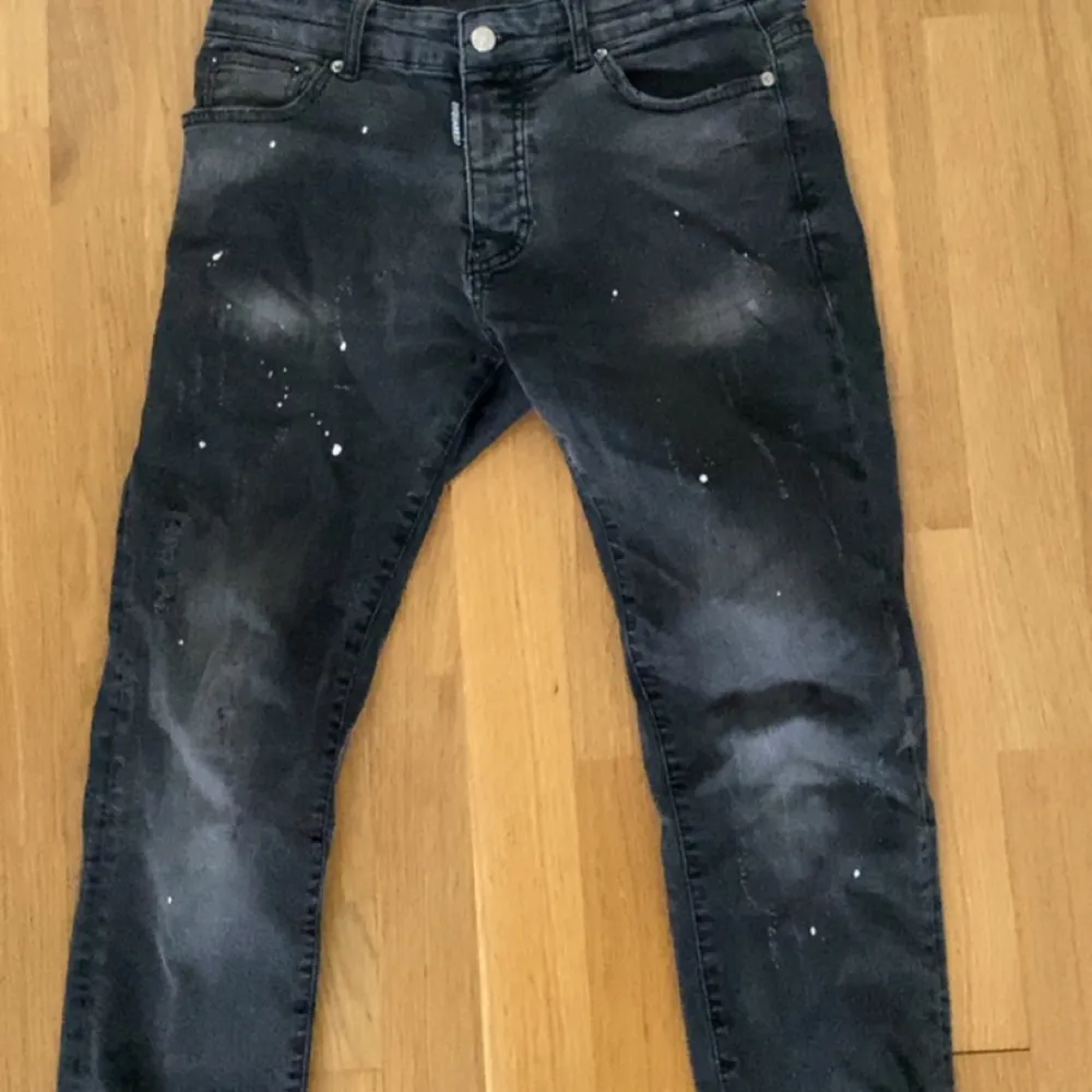 Säljer dessa jeans i strlk 48 men som har blivit mindre i tvätten. De är svarta/gråa och ej äkta. Jeans & Byxor.