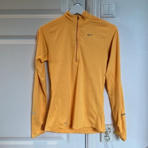 Niketröja - En träningströja som jag köpt från sellpy men inte riktigt använt och därför säljer. Den är dock jättemjuk och skön och i bra skick.