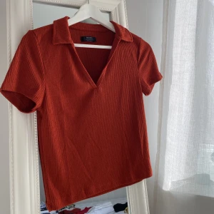 Topp Bershka - Fin croppad piketopp från Bershka! Är i bra skick och endast använd 2 gånger!