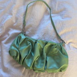 Super fin grön handväska i bra skick