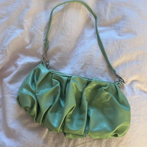 Grön handväska  - Super fin grön handväska i bra skick