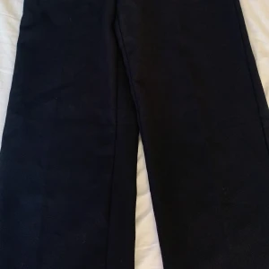 Kostym byxor strl 134/140 - Toppen skick, för små. Super fin men användes inte så mycket. Skriv för mer bilder/information❤️