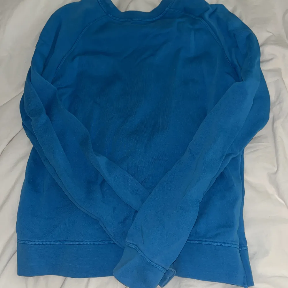 Jättefin blå Zadig tröja med så fina detaljer. Inte använd mycket och jättefint skick!. Tröjor & Koftor.