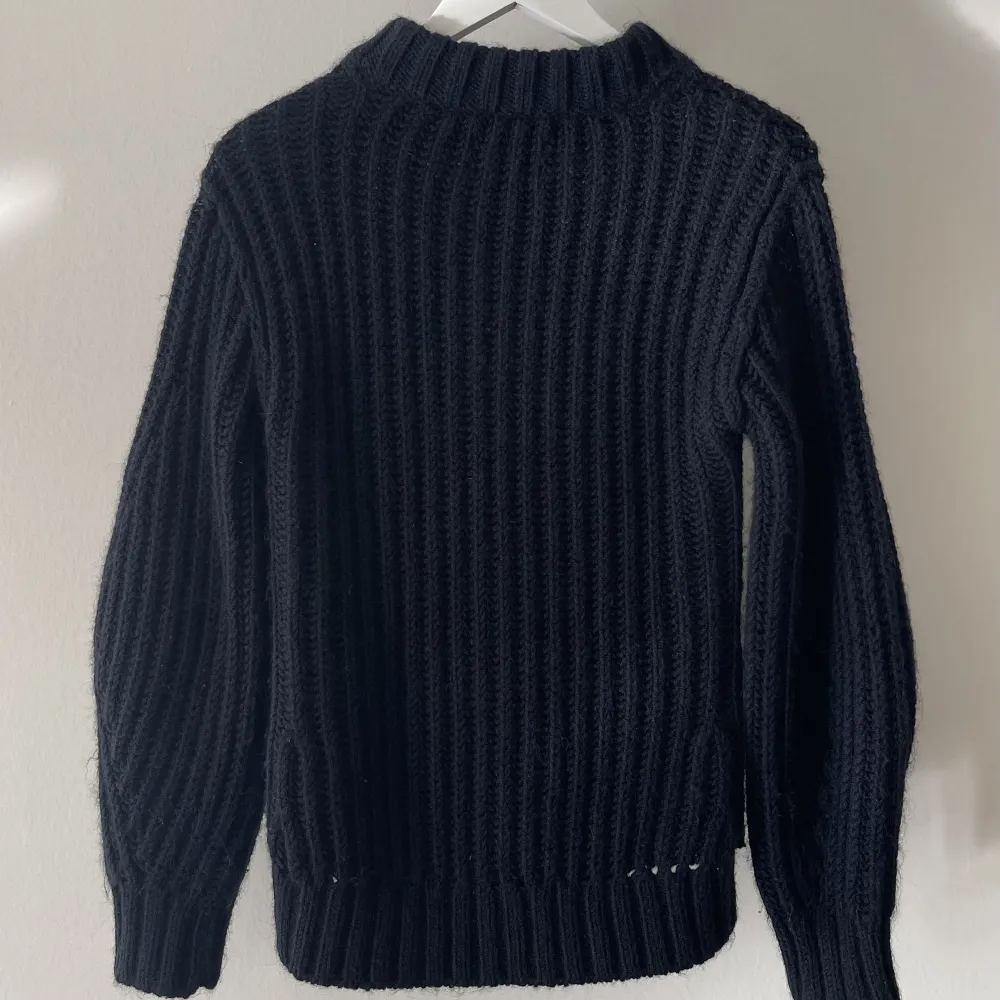 Säljer denna superfina stickade Zadig tröjan i nyskick, som tyvärr inte kommer till användning 💕💕Nypris 3750 kr och extraknapp medföljer . Stickat.
