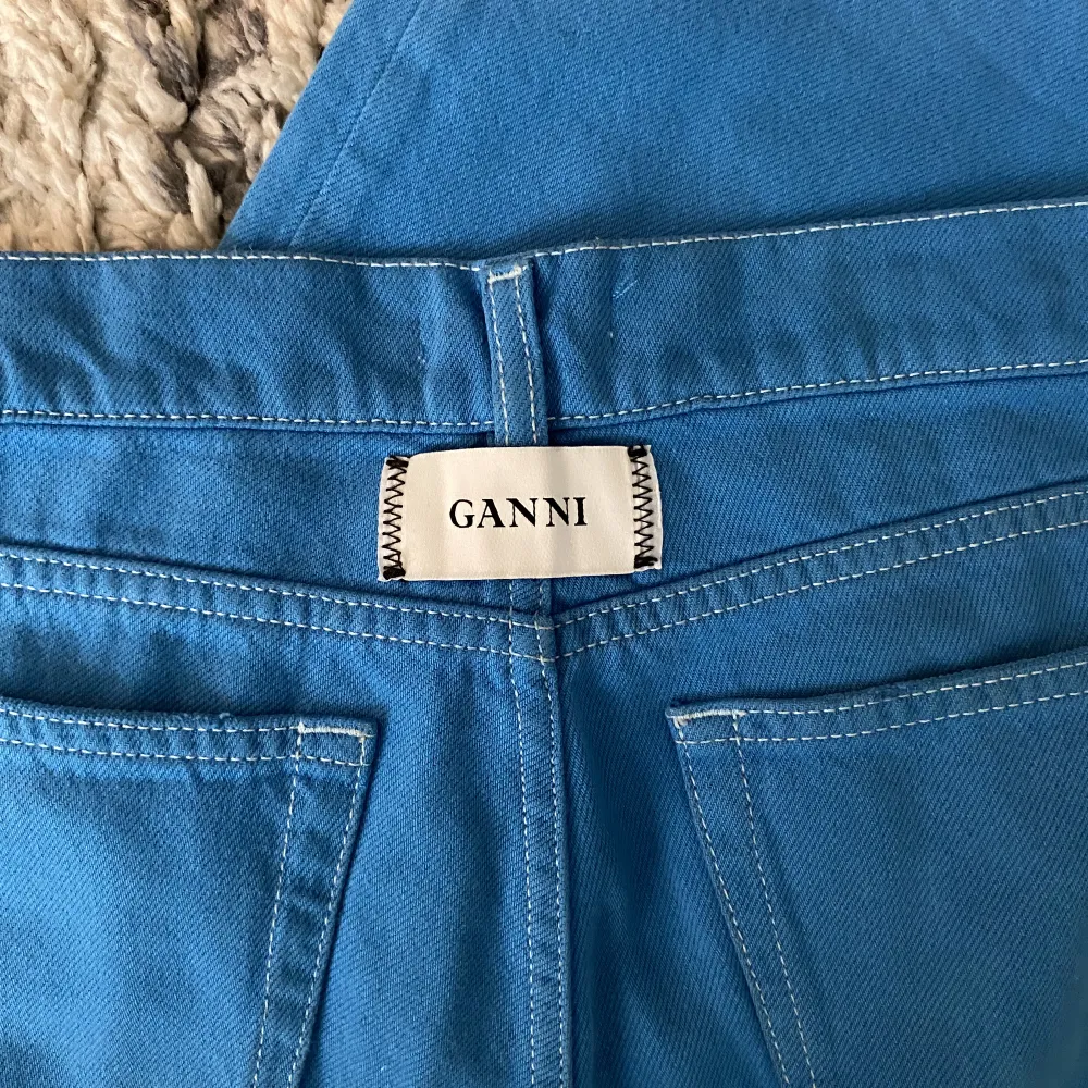 Säljer mina blåa Ganni jeans med slits och vita sömmar. Jeansen är i storlek 29 (S/M) och knappt använda. Nypris: 2195kr  . Jeans & Byxor.