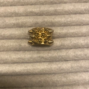 Edblad ring guld - Säljer min Edblad ring som är sparsamt använd så den är i fint skick. Säljer då jag ör en silver tjej. Skulle kunna byta mot en likadan fast i silver.