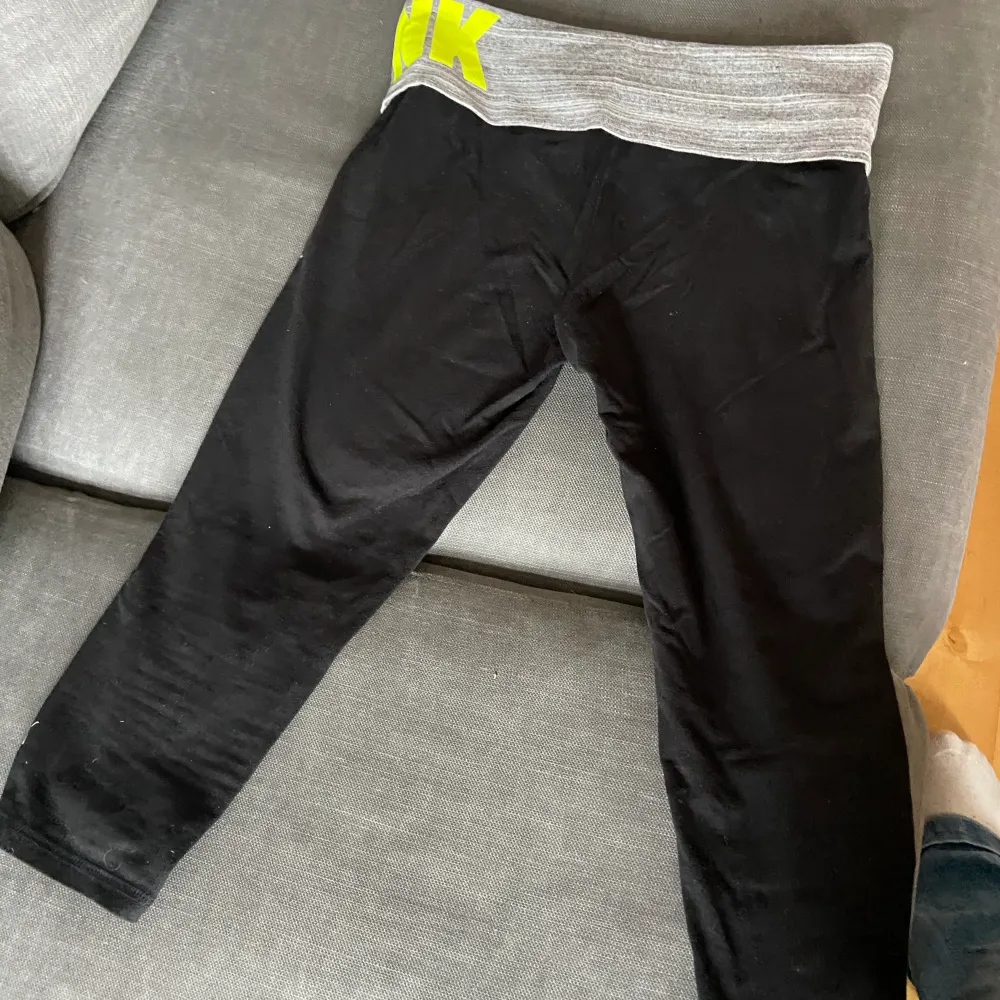 Victoria secrets träningsbyxor lågmidja o h 3/4 långa storlek S. Farkut & Housut.